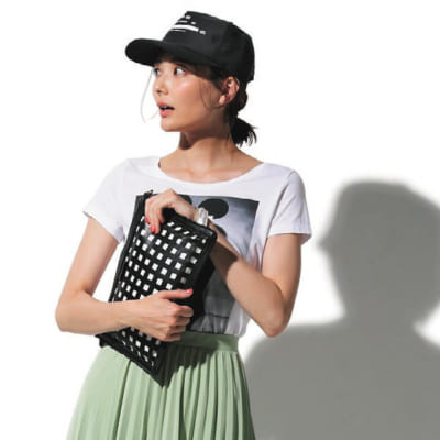 【夏の旅コーデ】Ｔシャツ×ふんわりカーキ色スカート×テバサン
