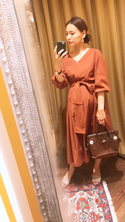 臨月のワンピースコーデ｜チームVERYのマタニティsnap