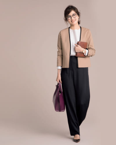 【明日のコーデ】ベージュノーカラーJK×白ブラウス×黒パンツ