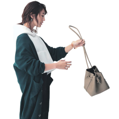 【明日のコーデ】白パーカ×グリーンロングカーデ×黒パンツ