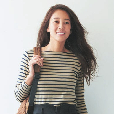 【明日のコーデ】ボーダーカットソー×黒パンツ×黄色ぺたんこ