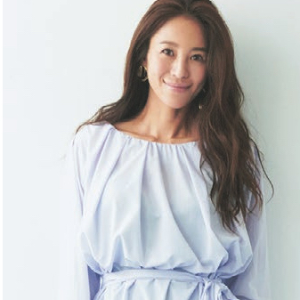 【明日のコーデ】ブルーのリボン付ブラウス×黒パンツ