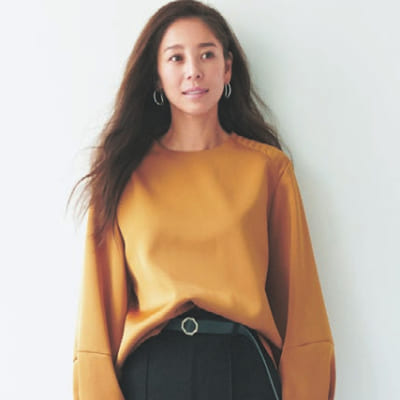 【明日のコーデ】光沢ブラウンのプルオーバーブラウス×黒パンツ