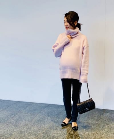 臨月のパンツコーデ｜チームVERYのマタニティsnap