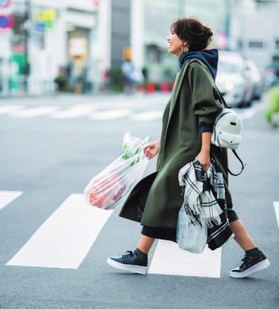 30代の厚底スニーカーはモノトーン！