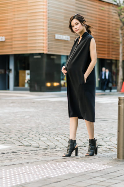 マタニティでもハンサム派に！産後も着られるモノトーン服を