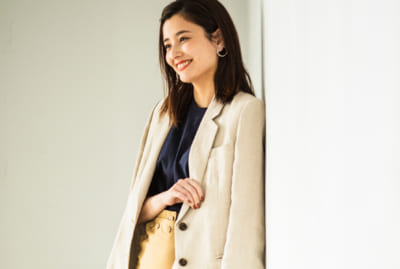 【明日のコーデ】営業リーマムの新クライアント挨拶回り 資料もしっかり入って好印象の白バッグを主役に