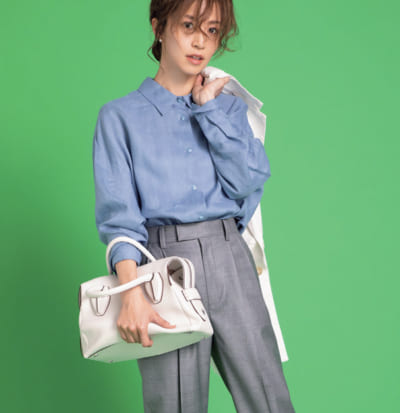 ビジネスライクなシャツ×パンツに白ジャケット投入で一気に女っぽく【明日のコーデ】