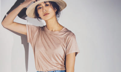 ヌーディカラーのツヤ感Tシャツで普段着デニムをモードに格上げ【明日のコーデ】