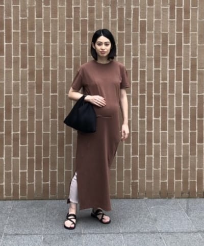 臨月のワンピースコーデ｜チームVERYのマタニティsnap