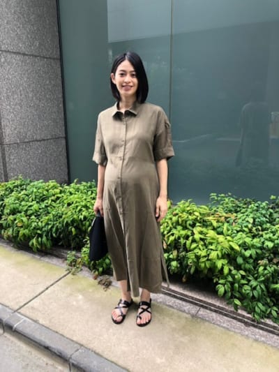 臨月のワンピースコーデ｜チームVERYのマタニティsnap