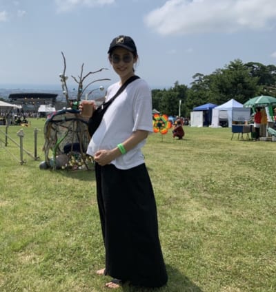 臨月のスカートコーデ｜チームVERYのマタニティsnap