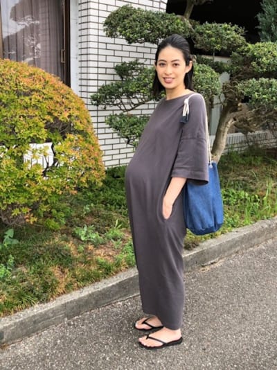 臨月のワンピースコーデ｜チームVERYのマタニティsnap