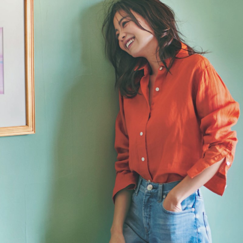 大人の夏にふさわしい、鮮やかオレンジのリネンシャツで定番デニムを一  