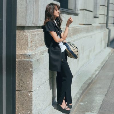 トレンド入り！30代の黒“スリットパンツ”抜け感コーデの作り方