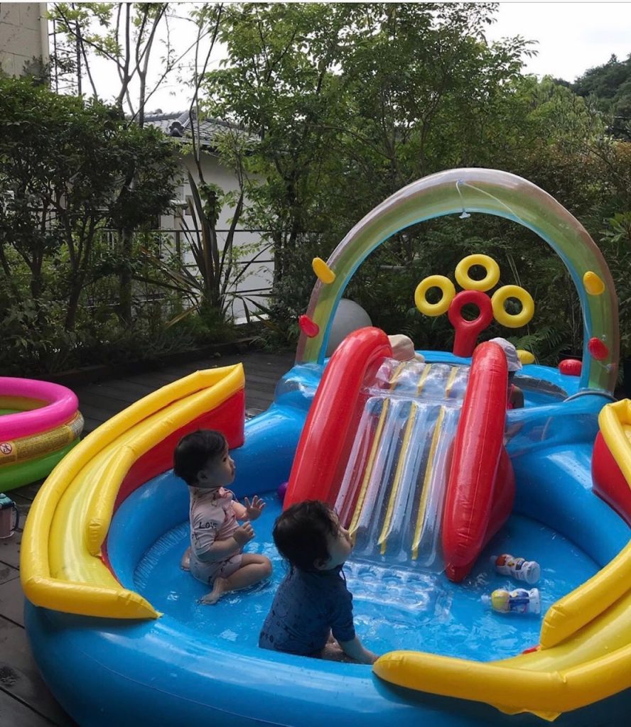梅雨明け目前!オシャレな人の「ベランダ&おうちプール」5選|すべり台、シャワー付き | VERY