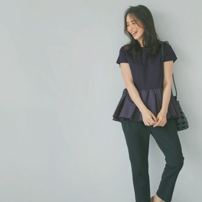 Tシャツ感覚で着られるフリルトップスなら、ダークトーンのパンツスタイルも華やかに【明日のコーデ】