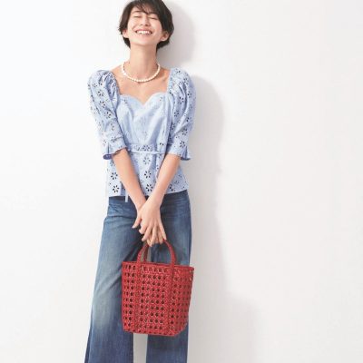 デニム×スニーカーのカジュアルコーデも甘ブラウス1枚で女っぽくなれる【明日のコーデ】
