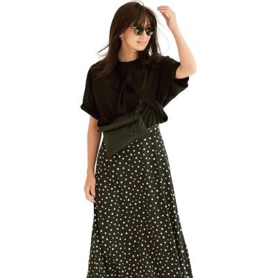 ゆるシルエットの黒T×ドットスカートで女らしいワンマイルおしゃれの完成【明日のコーデ】