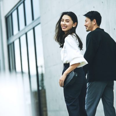 地味になりがちなモノトーンも甘すぎない袖コンシャスなブラウスで知的に華やぐ【明日のコーデ】