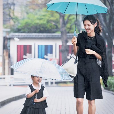 黒キュロットをモノトーンでまとめれば大人バランスで着こなせる
