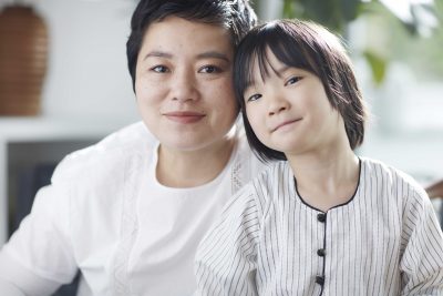 乳がん公表の栗原友さん「４歳の娘と親友たちに支えられた闘病記」