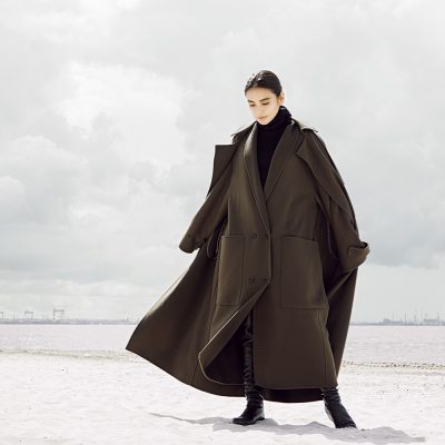 滝沢眞規子さんが着る、ザ・ロウのビッグシルエットコート