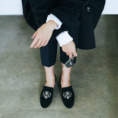 大人は「黒とパイソン」！フラットシューズのほっこりしない合わせ方