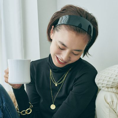 大ぶりが今年っぽい！アクセとヘア小物で華やか見え