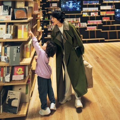 白スニーカーで親子リンク！子連れお出かけの日も知的に【明日のコーデ】