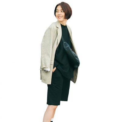 雨の日に「ハーフパンツ」がいい！黒ブーツとなら大人【明日のコーデ】