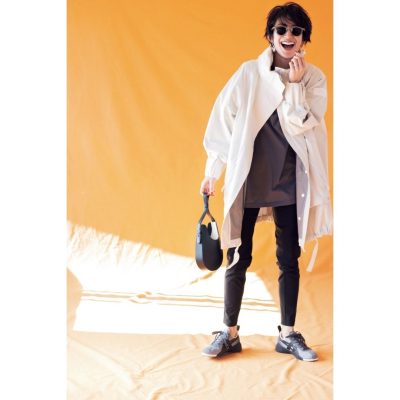 モード感のある「スニーカー」で雨の日カジュアルが洗練見え！【明日のコーデ】