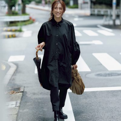 機能派『ボリュームシャツ』なら全身黒でも“映えコーデ”！