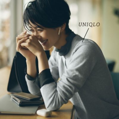 「ユニクロ」カーデが新鮮見え！透けタートルのレイヤード