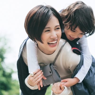 超軽量ハンズフリーバッグがママたちの強い味方！【前田敦子さん×手ぶらバッグ】