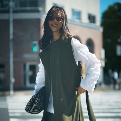 「甘い服×ロングジレ」の着痩せコーデ３選！甘辛バランスがポイント