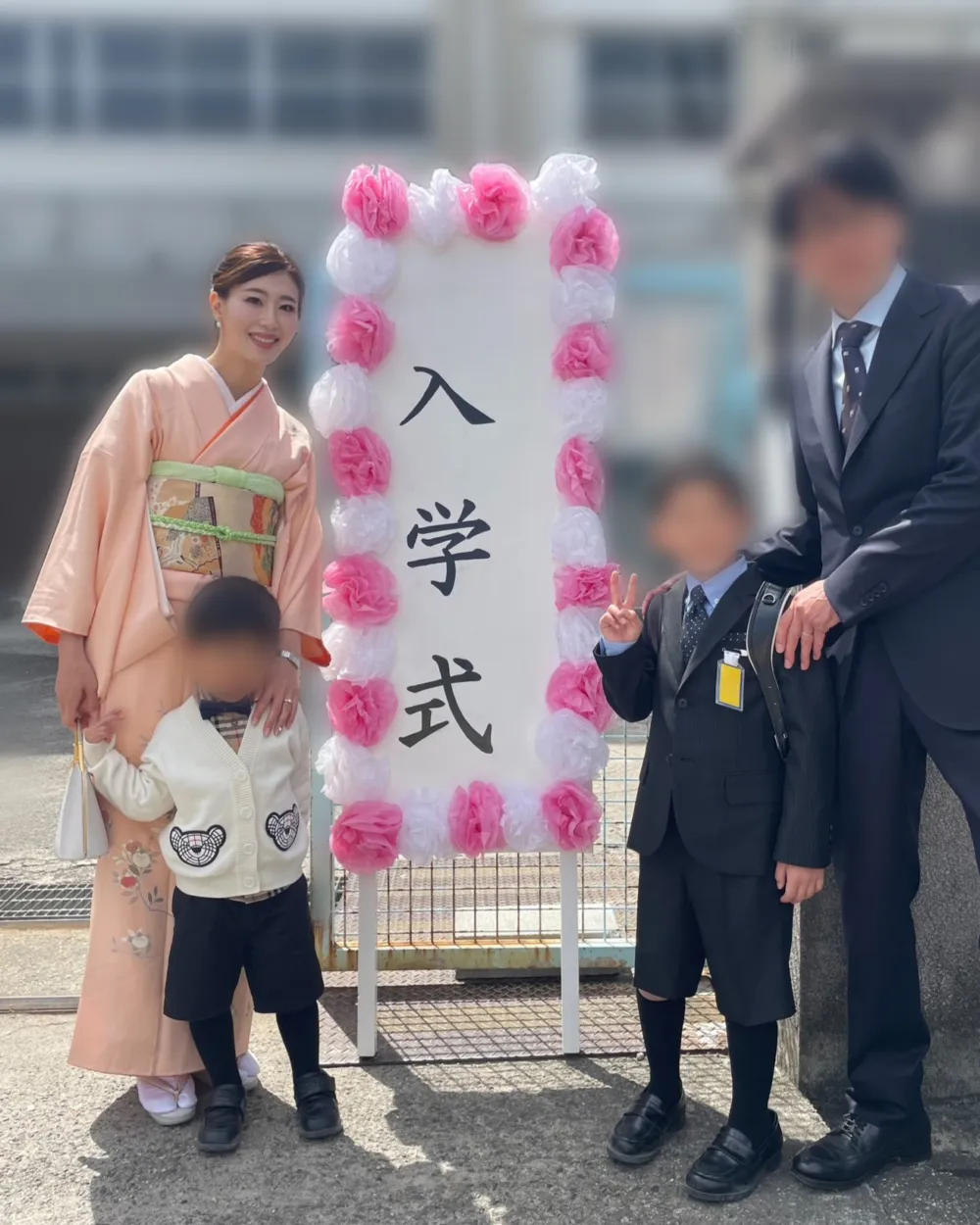 2025年入学式で着物を着たママの記念写真