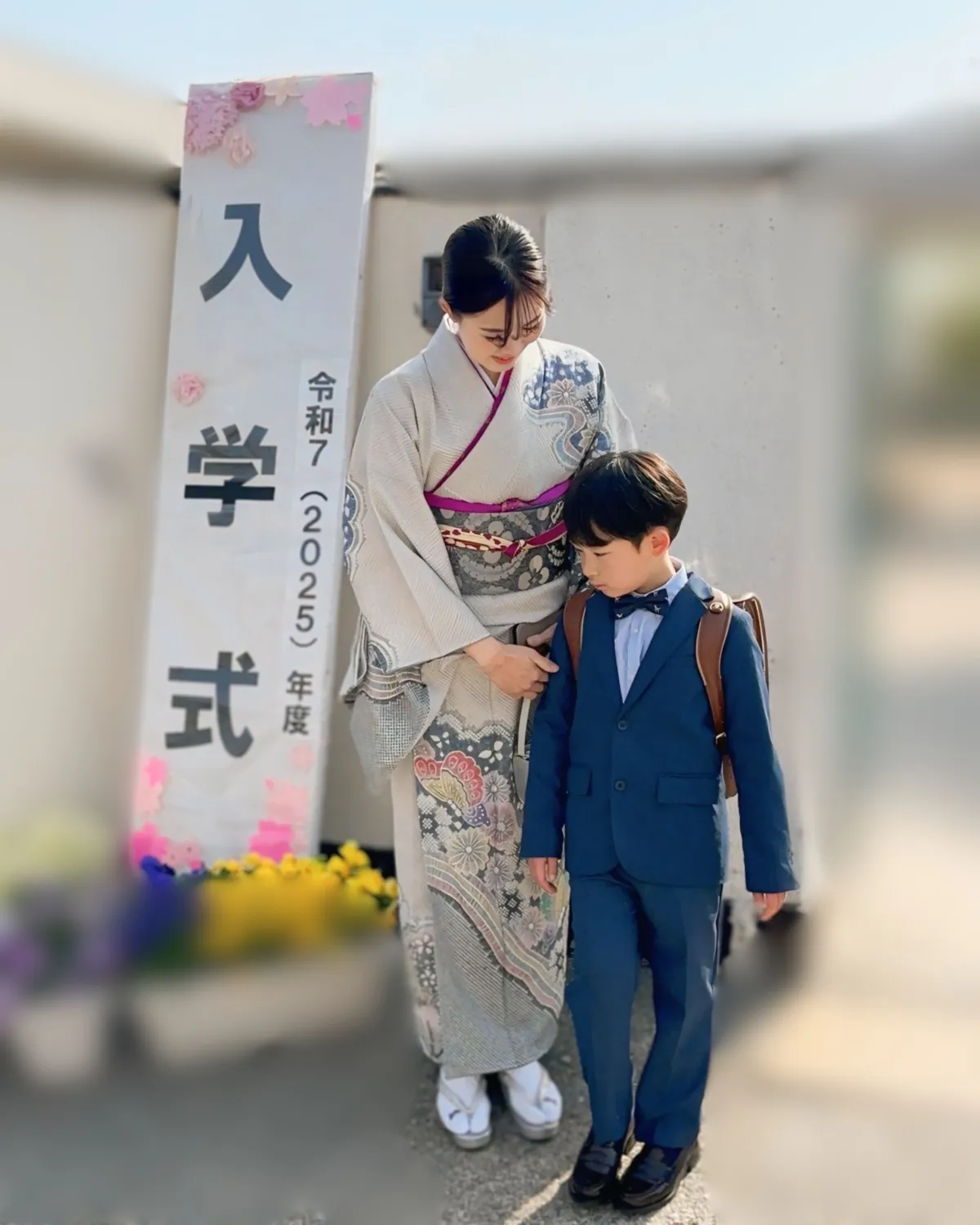 2025年入学式で着物を着たママの記念写真