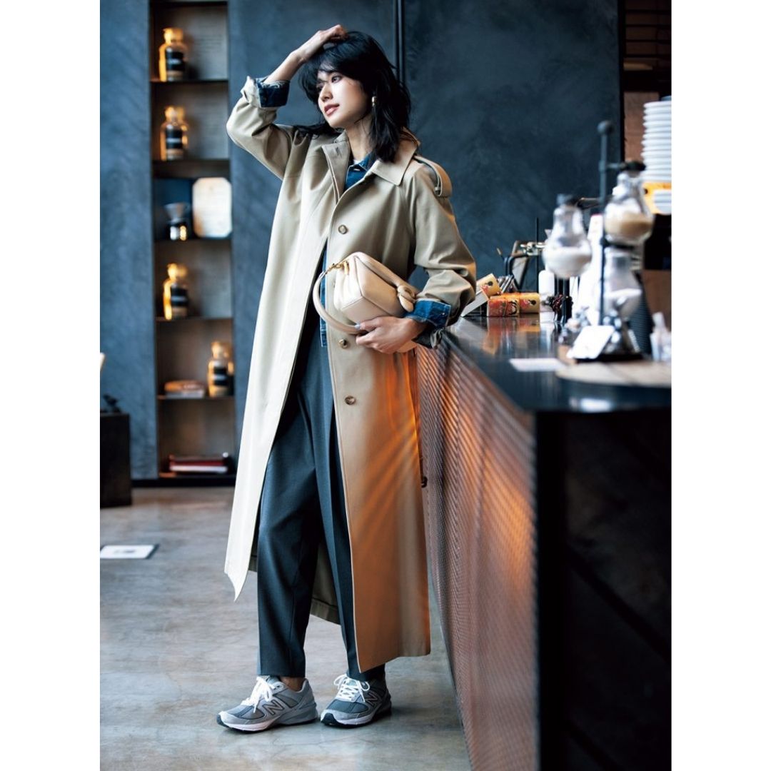 ニューバランス」はグレーが万能！大人カジュアルの洗練度UP | VERY