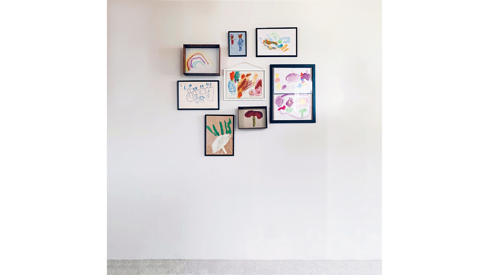 子供の絵や写真が飾られたインテリア 子どもの作品をインテリアに！センスのあるママの飾り方アイデア3選 | VERY