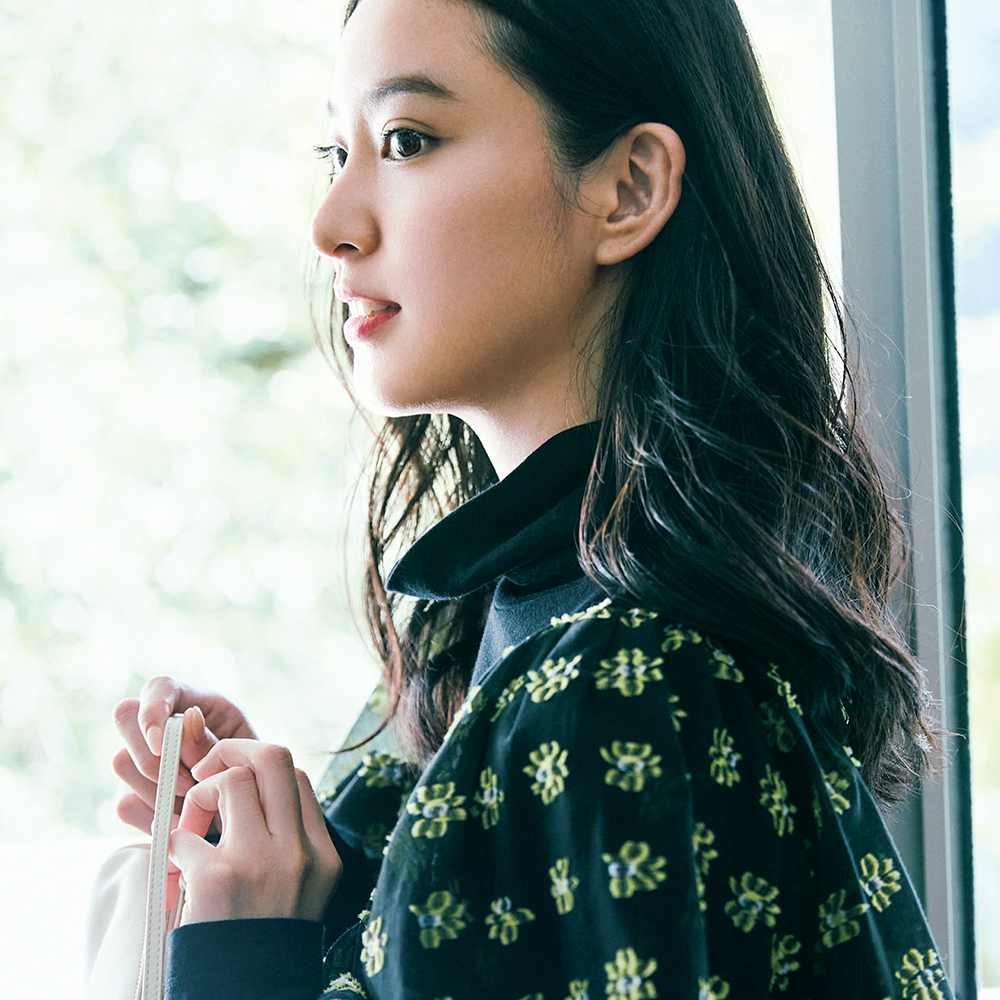 武井咲　ブルゾン beautifulpeople MA-1 ホワイト 2022_10_P081_d000ec.jpg