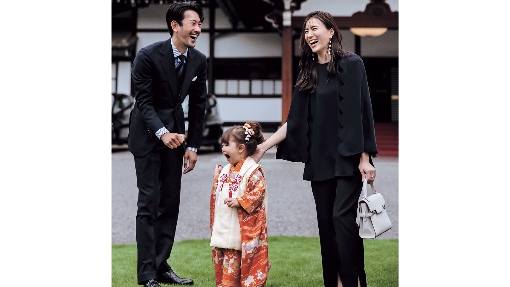 着崩れない七五三服】一枚で華やかな「ケープ付き黒ブラウス」が優秀