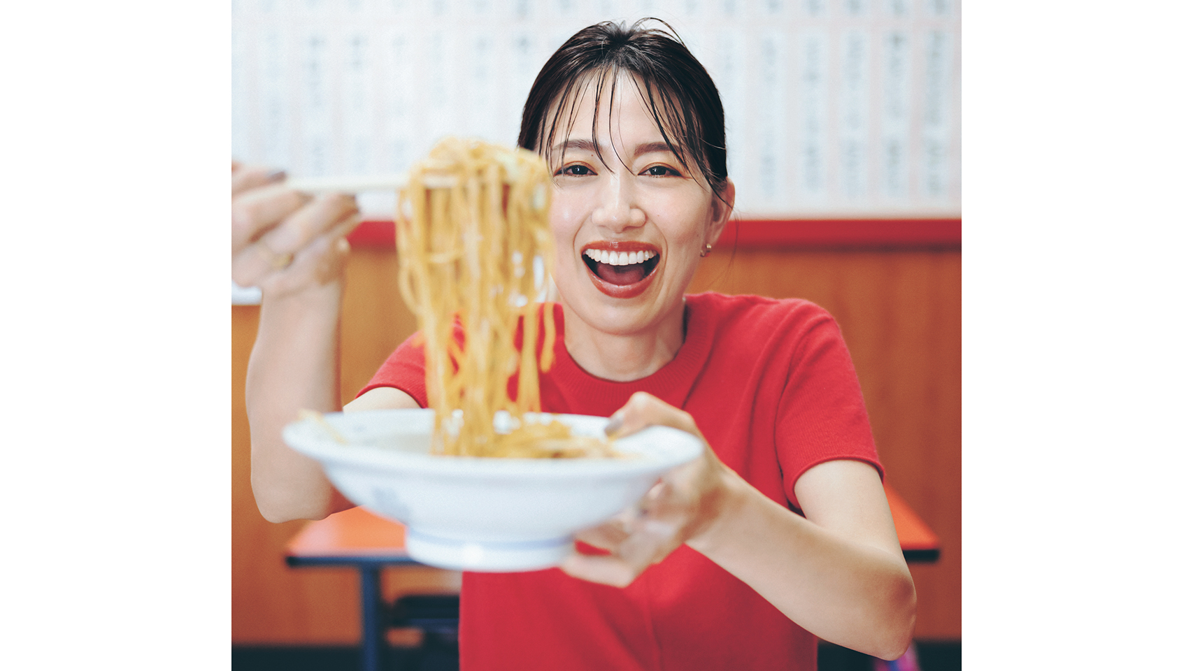 東原亜希さん】お気に入りの町中華にはアガる“赤ニット”でGO！ | VERY