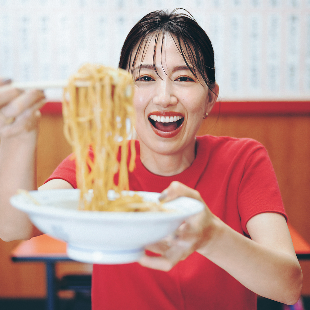 東原亜希さん】お気に入りの町中華にはアガる“赤ニット”でGO！ | VERY