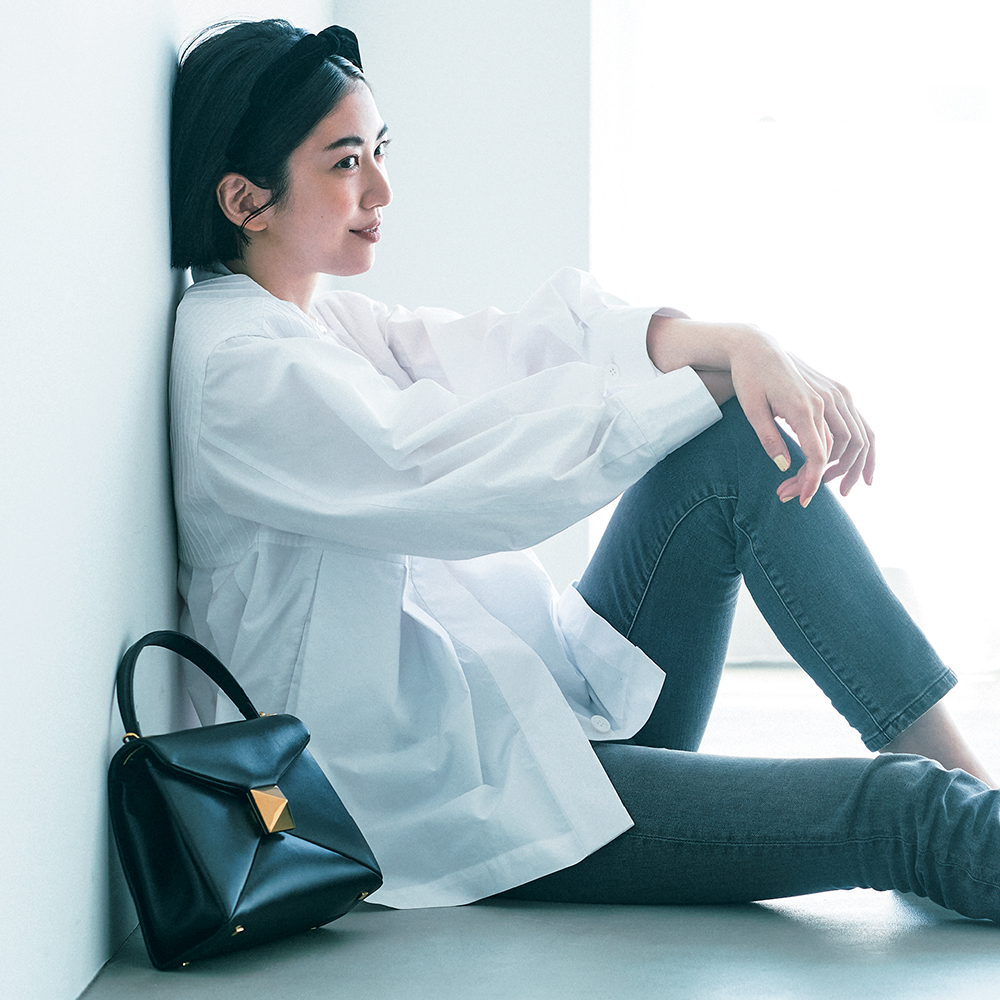 カチューシャ、パールetc.】デニムの小物合わせは“可愛い盛り”が今っ