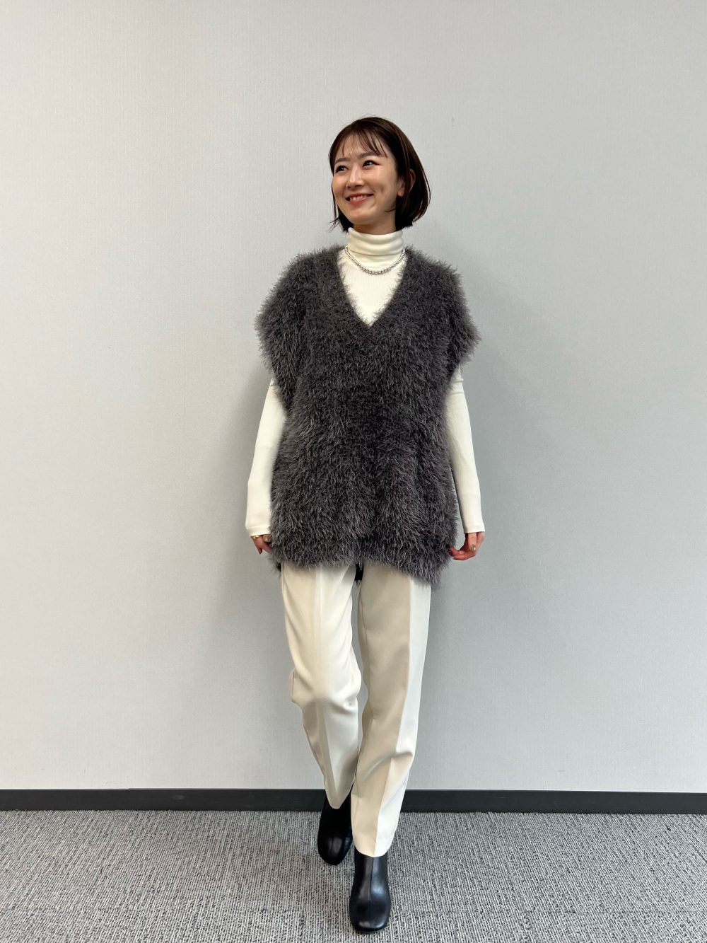 着膨れしない「シャギーベスト」をきれいめと甘めで着回してみた！ | VERY