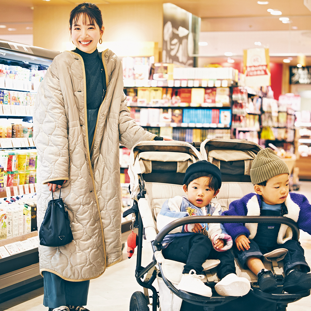 双子ママのオシャレ事情】“ひとクセパンツ”投入でモードなお出かけ