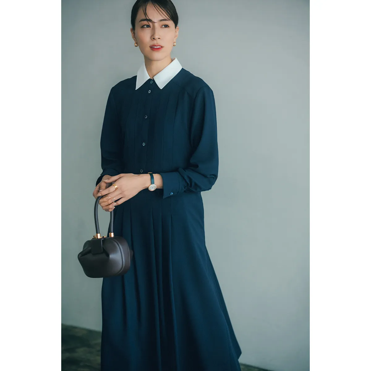 白襟がポイントのクラシカルなワンピースを着た入学式コーデw