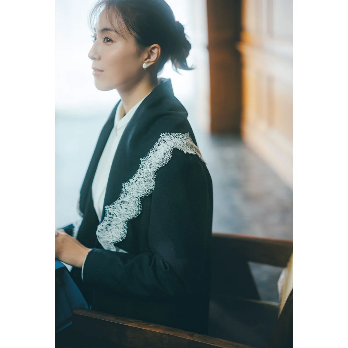 ダークスーツにレースのクラシックなスカーフをつけた入学式スタイル