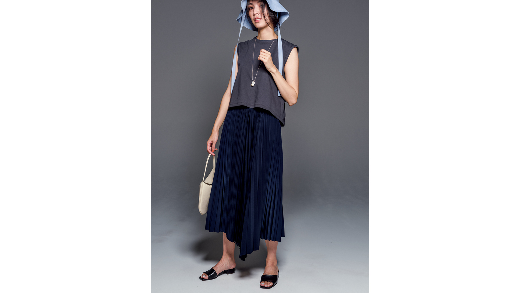 大HIT『スカート』に新色が登場！“着映えネイビー”は年じゅう活躍 | VERY